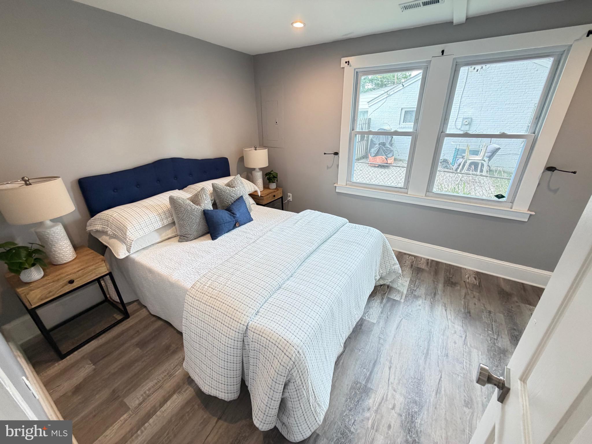 WOODLAND BEACH - Residential
