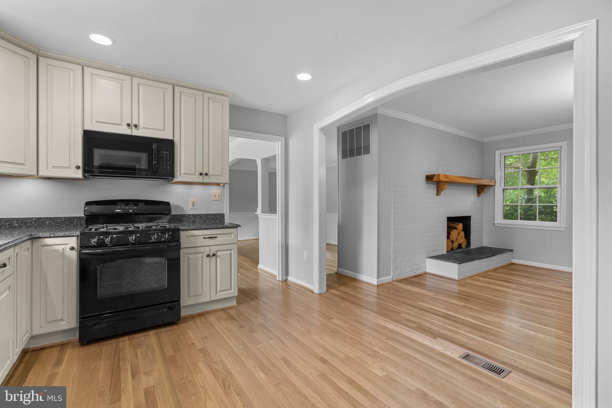 WILLIAMSBURG VILLAGE - Residential