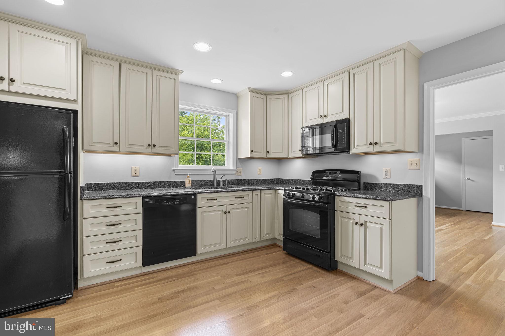 WILLIAMSBURG VILLAGE - Residential