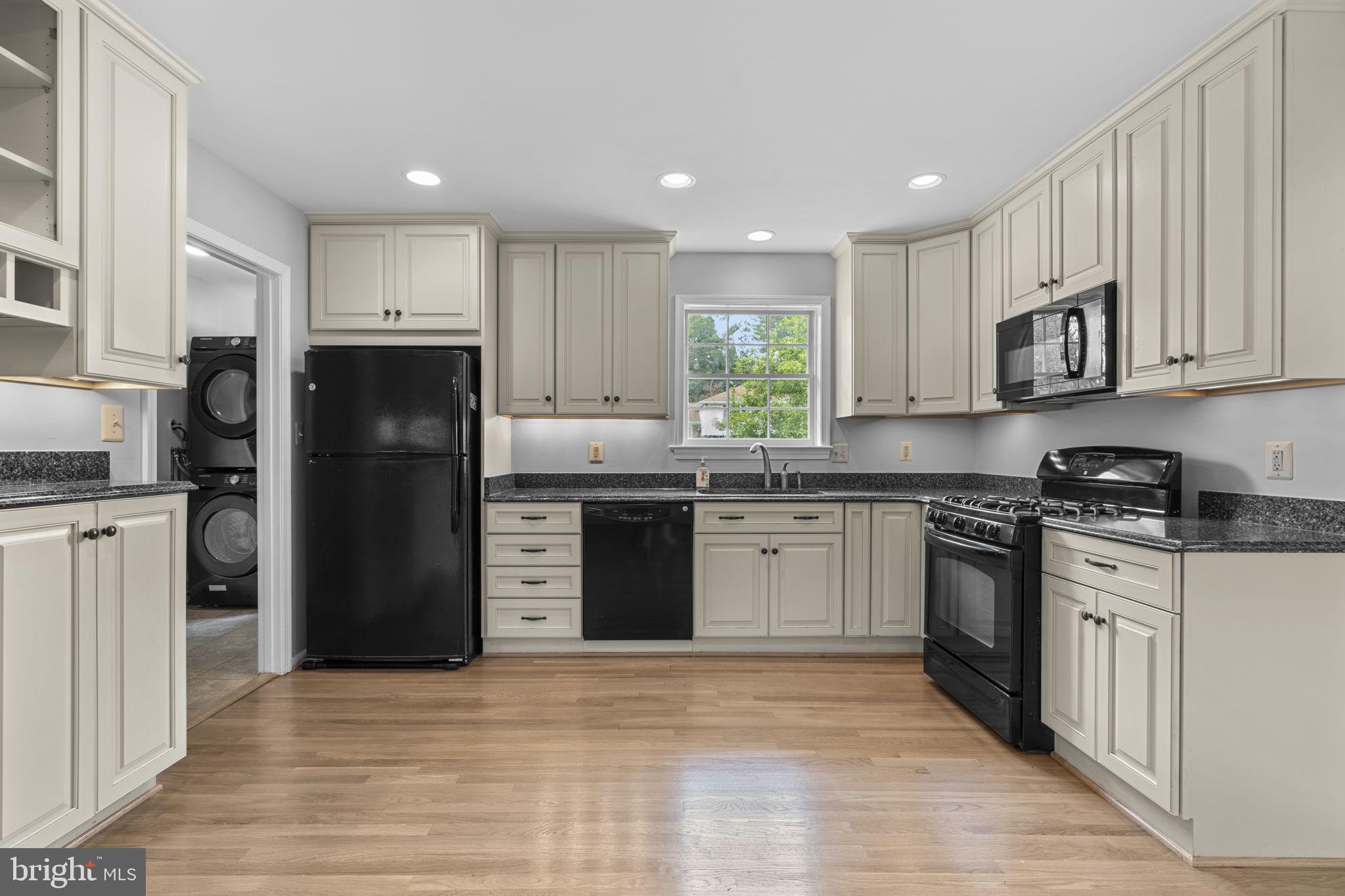 WILLIAMSBURG VILLAGE - Residential