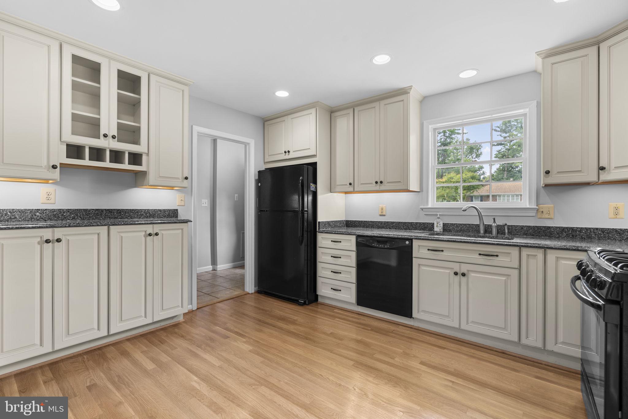 WILLIAMSBURG VILLAGE - Residential