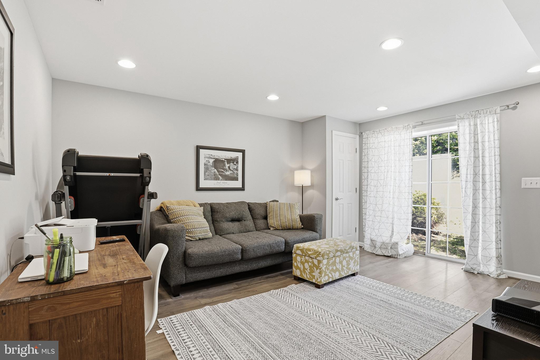 PRESIDENTIAL LAKES - Residential