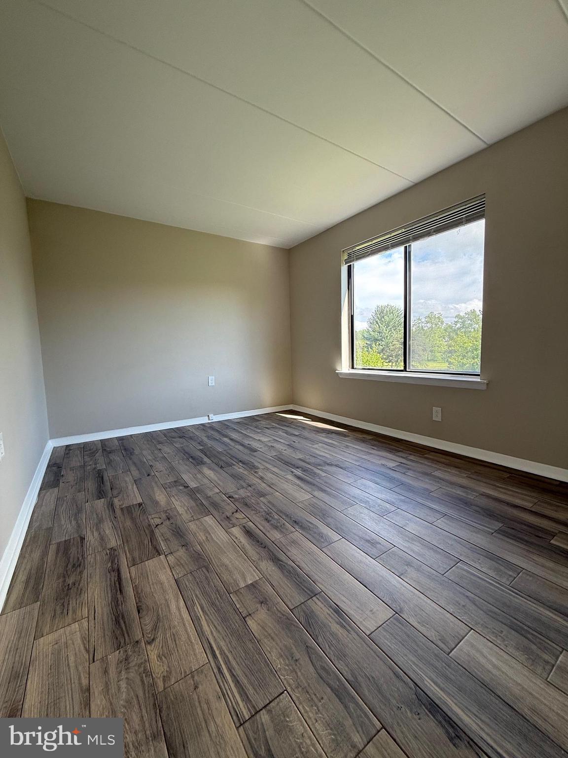 COUNTRY CLUB GREEN - Residential Lease