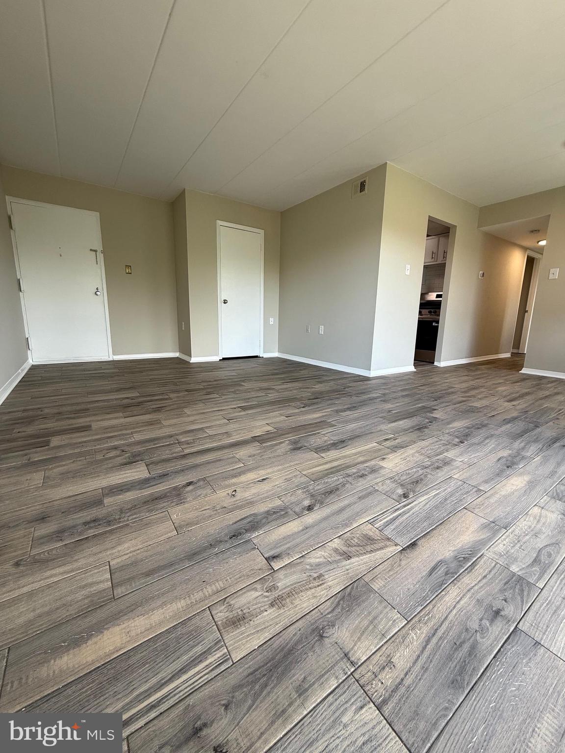 COUNTRY CLUB GREEN - Residential Lease