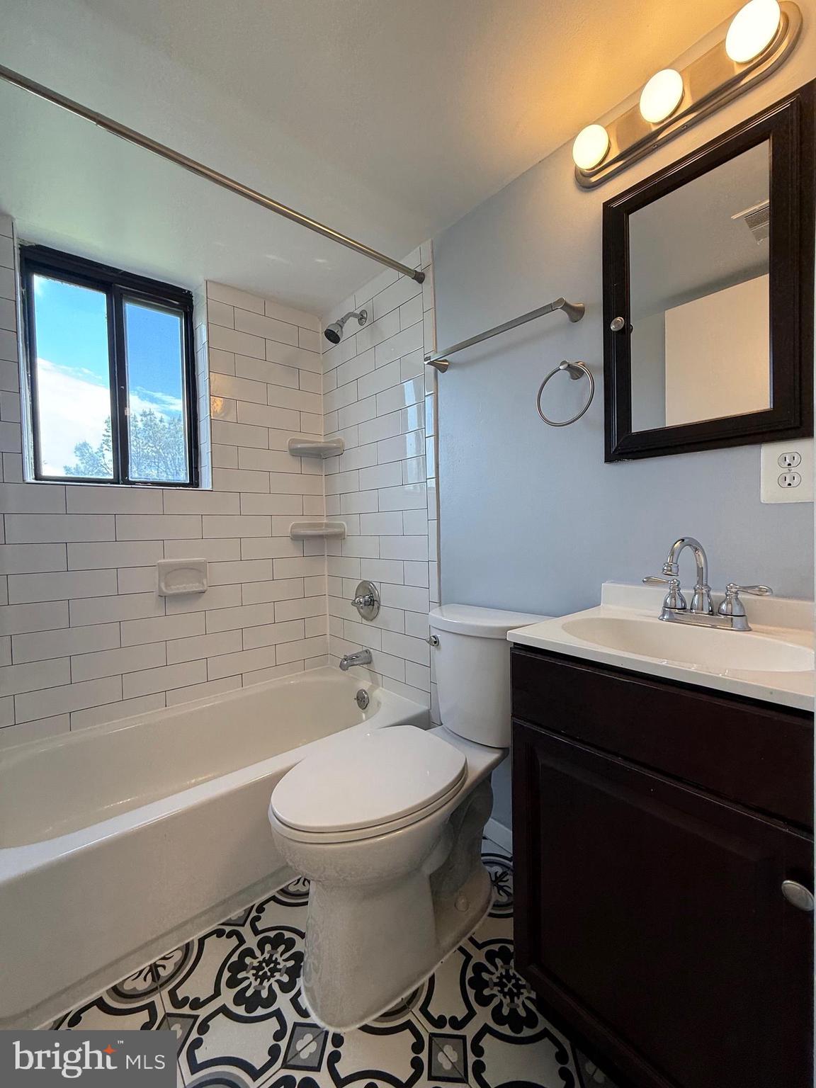 COUNTRY CLUB GREEN - Residential Lease
