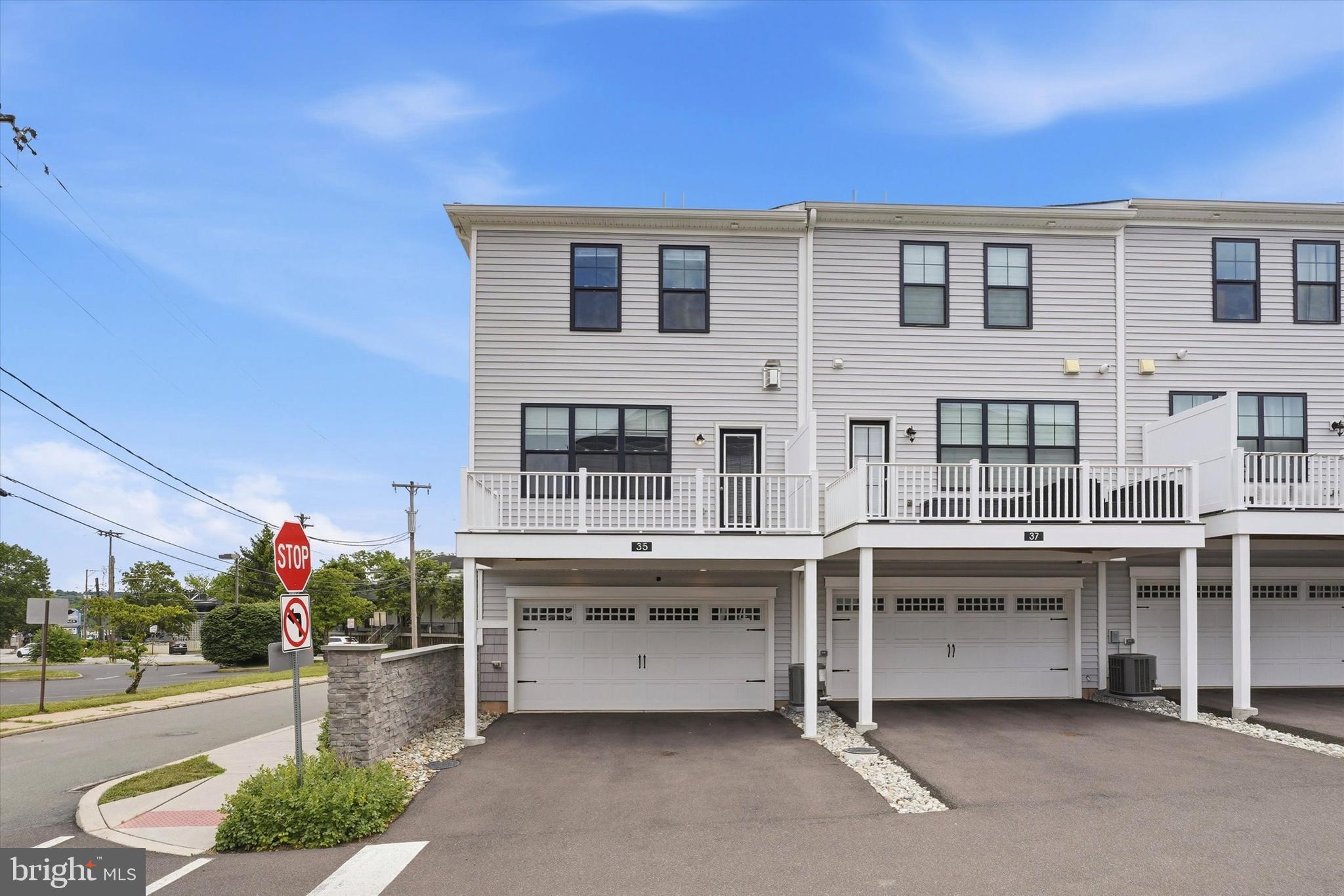 FREELAND SQUARE - Residential