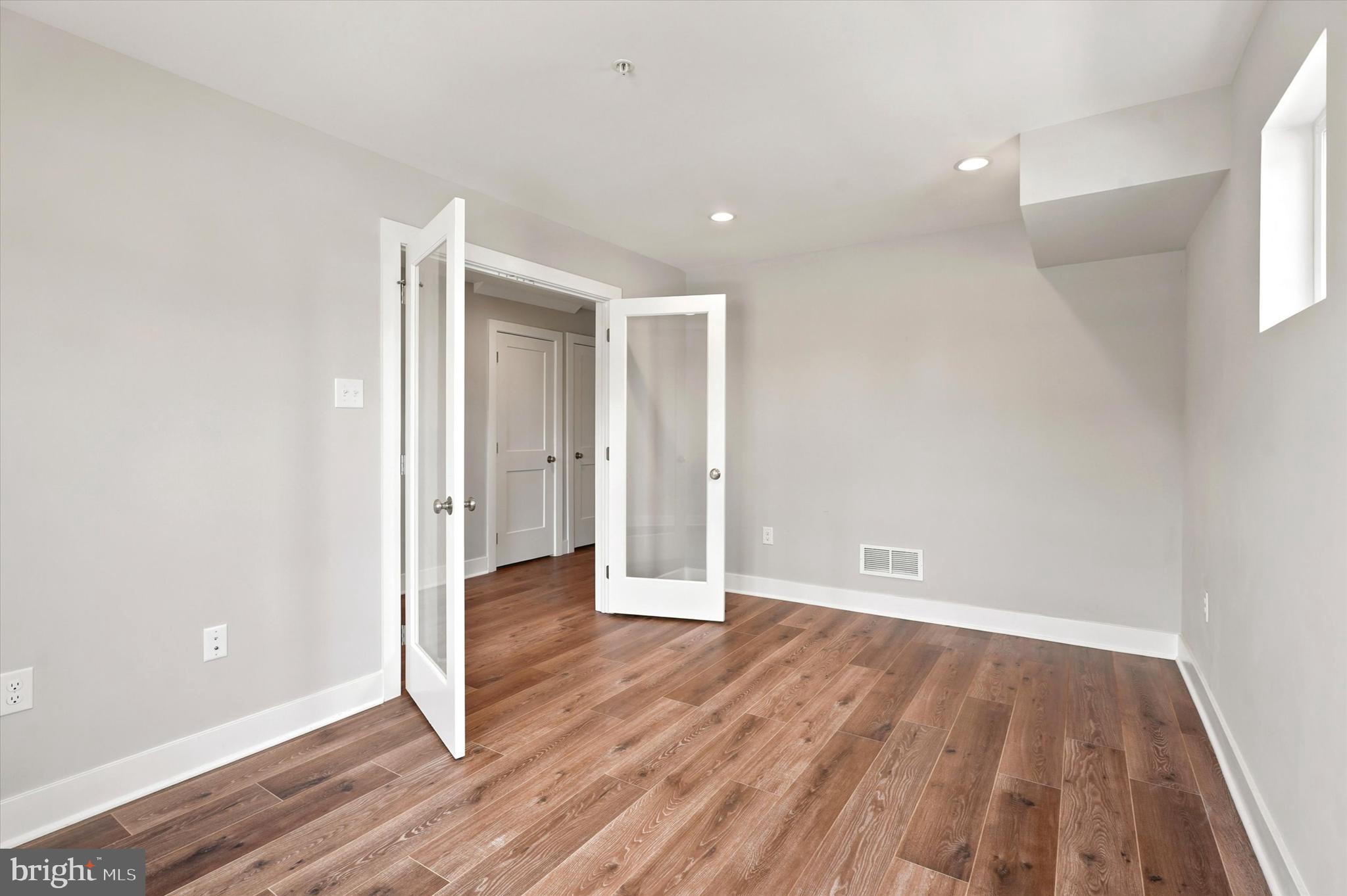 FREELAND SQUARE - Residential