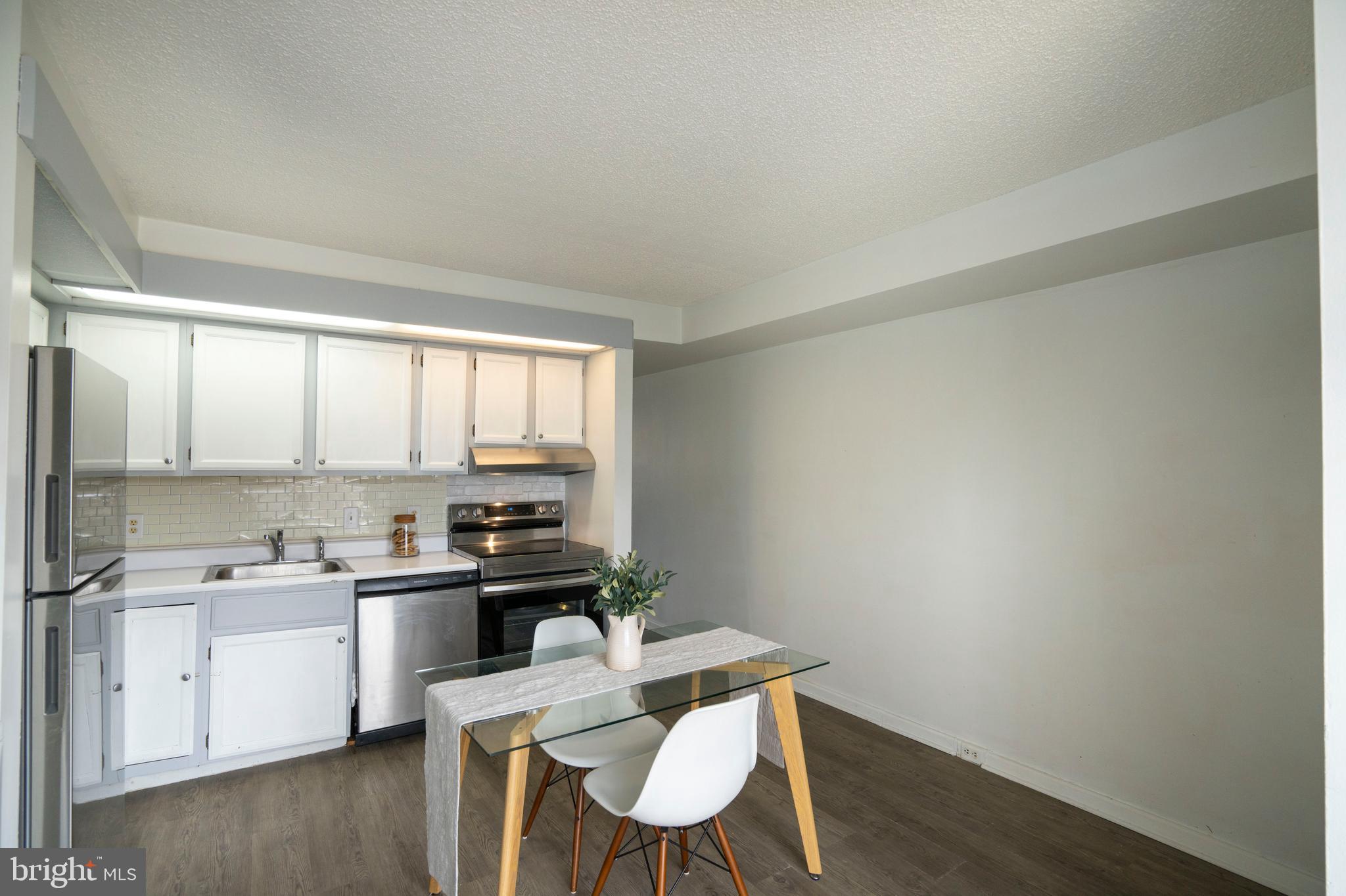 STRATFORD COURT - Residential