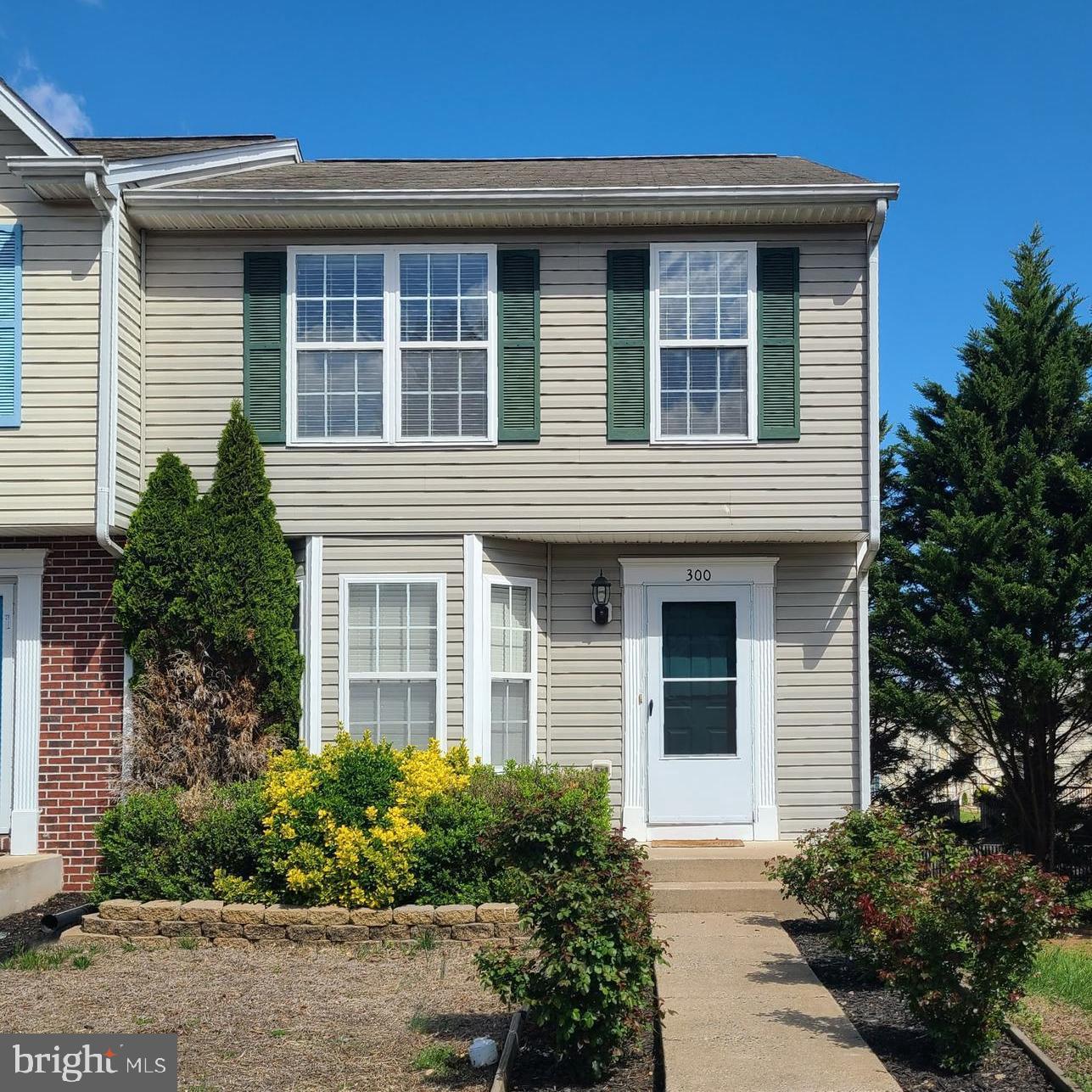 Fabulous end unit townhouse in Stone River, convenient to I-95, commuter lots, shopping, dining, recreation and more!  The main level is open and bright with living room featuring a bay window and hardwood floors, kitchen with granite counters, breakfast bar, tile floor, a spacious dining area, and a powder room.  Upstairs, the primary BR has hardwood floors, ceiling fan, walk-in closet, and private bathroom with soaking tub and separate shower.  The 2nd and 3rd bedrooms feature ceiling fans and  carpeted floors, and there is a full hall bathroom.  Downstairs boasts a large recreation room, complete with a pool table and home theater system, which will remain for tenant use.  On this level is also a 2nd powder room, laundry room with washer and dryer, and walk-out to the tree-lined backyard with patio and storage shed.  Community amenities include an outdoor pool, tennis courts, clubhouse, and playgrounds.