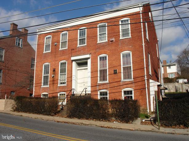 One bedroom, one bathroom 1st floor apartment.
Note: Applicant must fill out an application and be approved PRIOR to viewing the property. The online application can be found on our website. You can apply for this property under the property description.