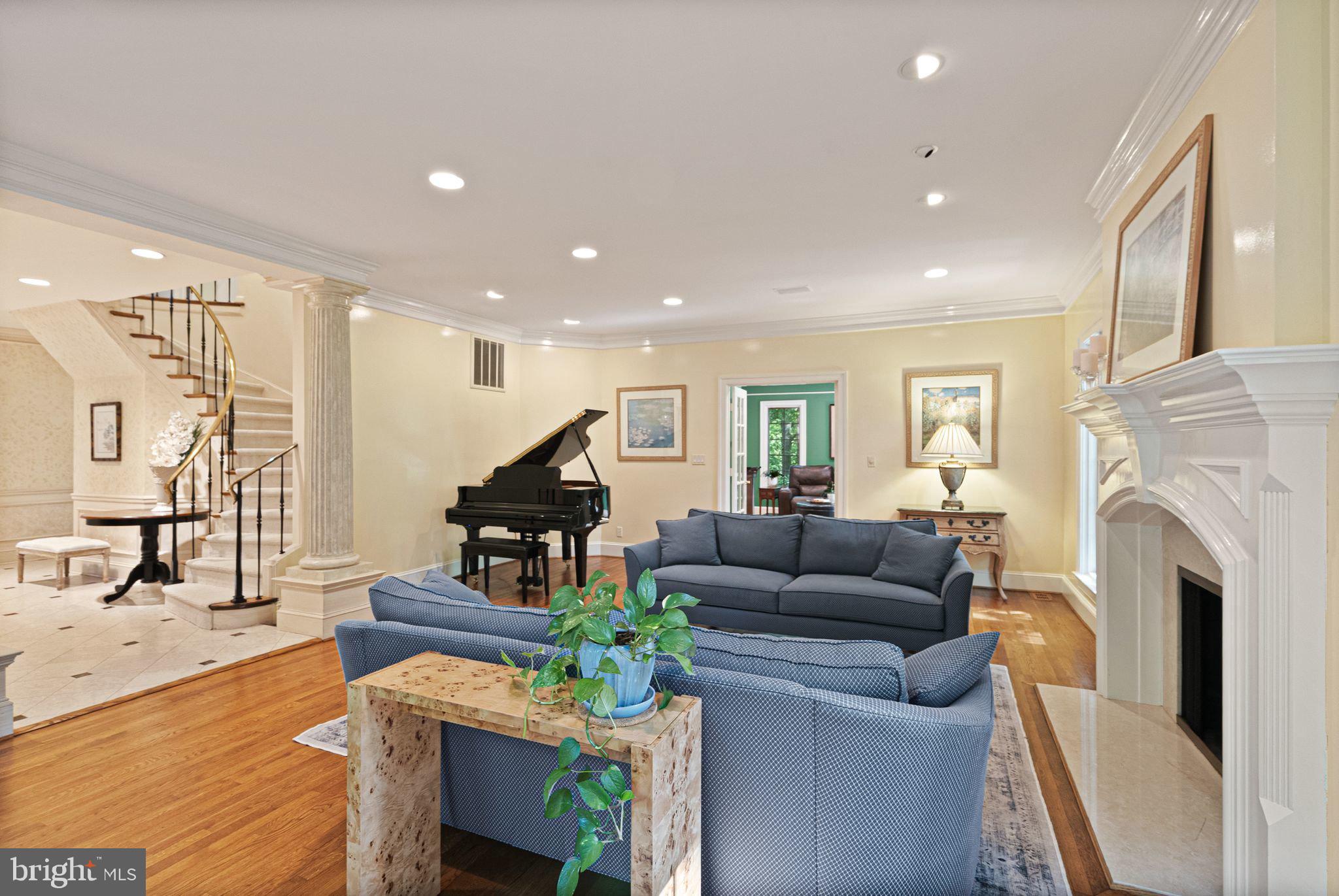 POTOMAC OUTSIDE - Residential