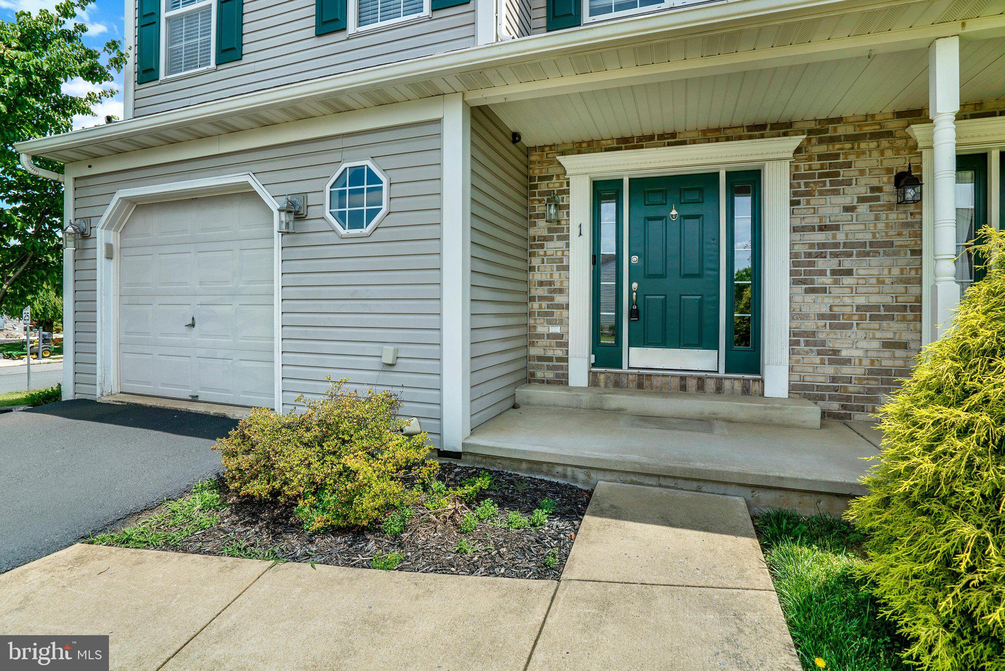 COLUMBIA COURT - Residential