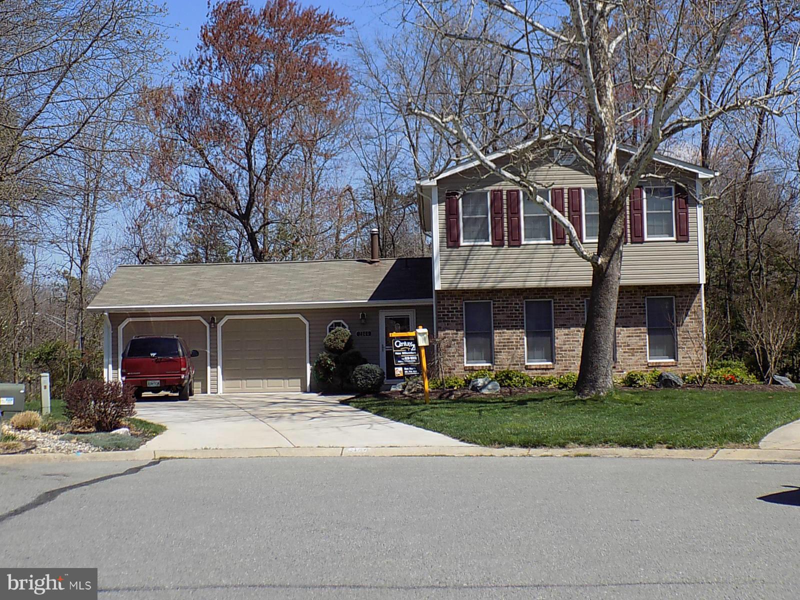 EASY COMMUTE to Military Bases & DC.  QUARTZ countertops in Kitchen, NEW Hdwd Floors, mstr bdroom w/FULL bath and walk-in closet, separate dining room, laundry room, oversize 2 car garage, EXTRAS: lawn service will be paid by seller until late fall 2015.  Service contracts are paid til renewal in 2016,other items conveying: patio furniture, lawnmower, 2nd Fridge, lawn tools, hammock, steel shelves