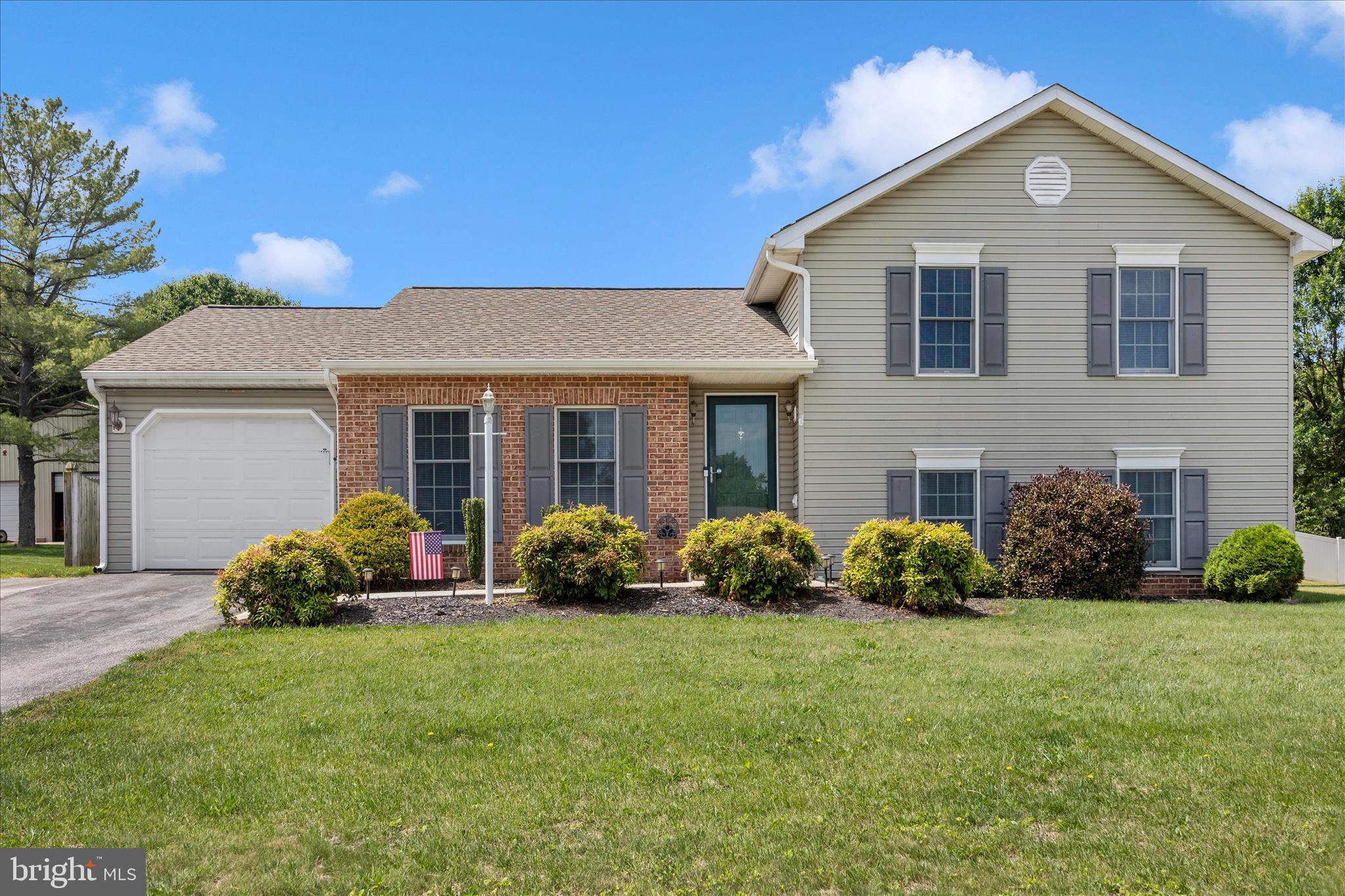 WHISPERING HILLS - Residential