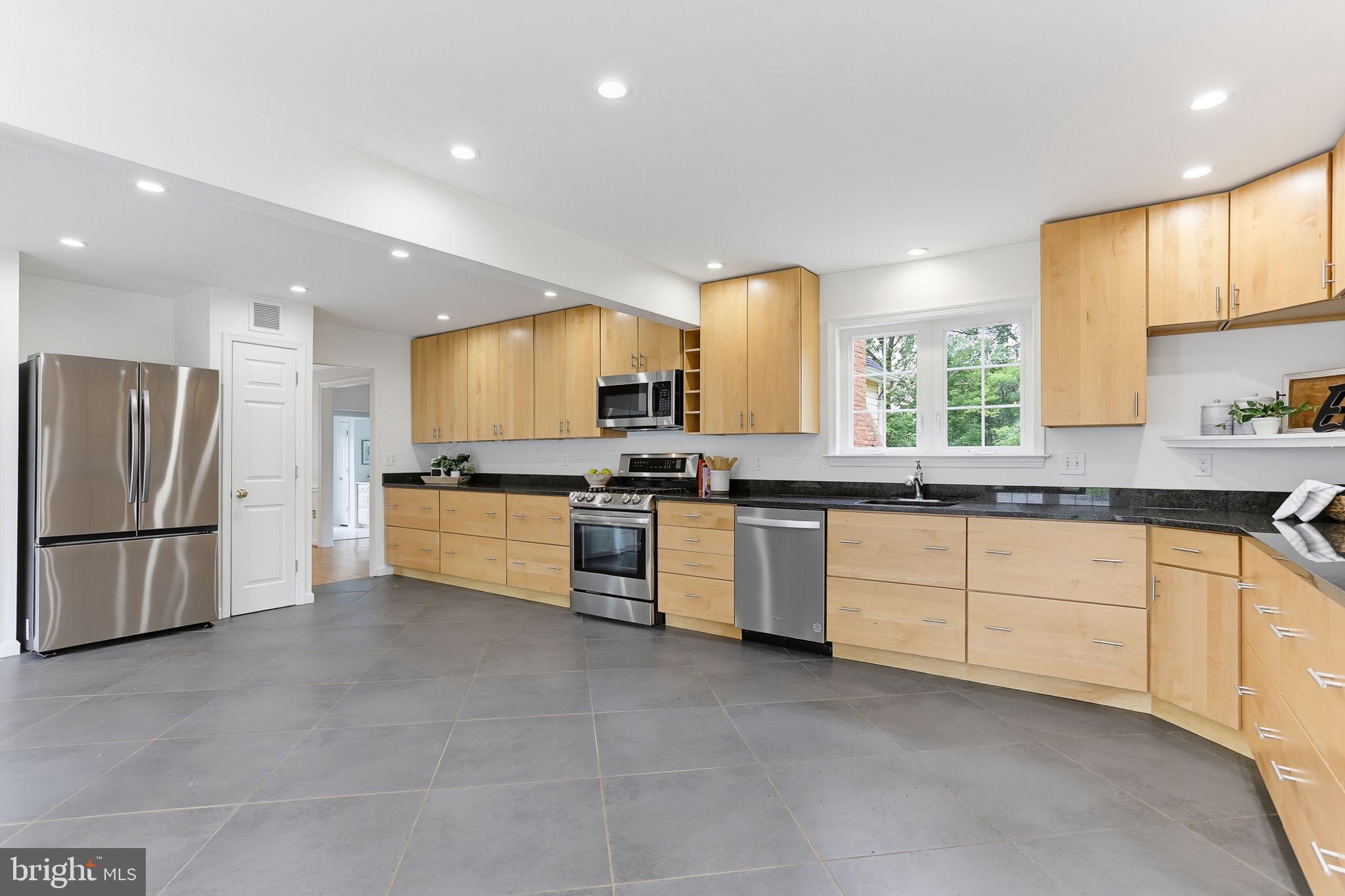 WILLIAMSBURG VILLAGE - Residential