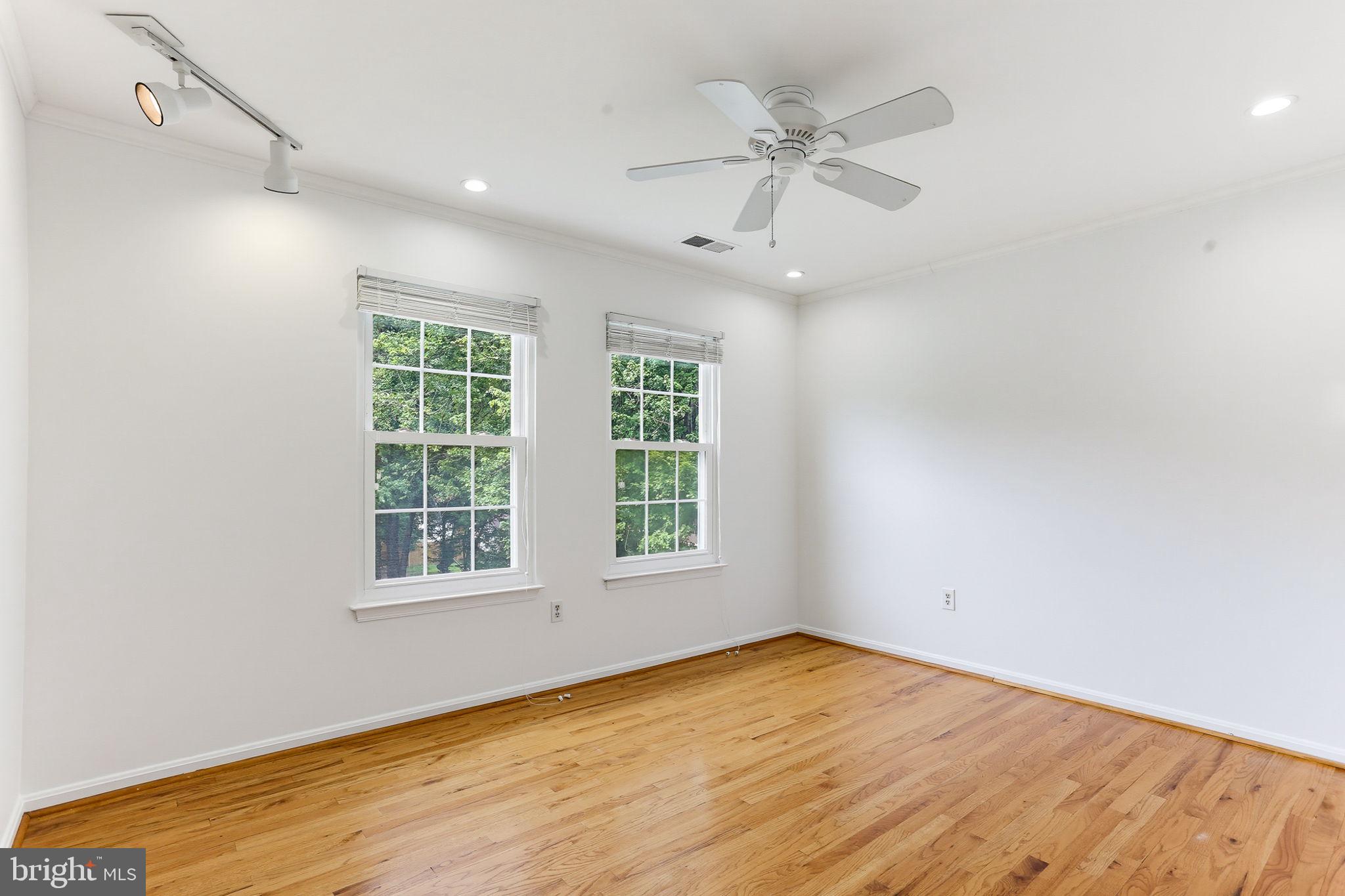 WILLIAMSBURG VILLAGE - Residential