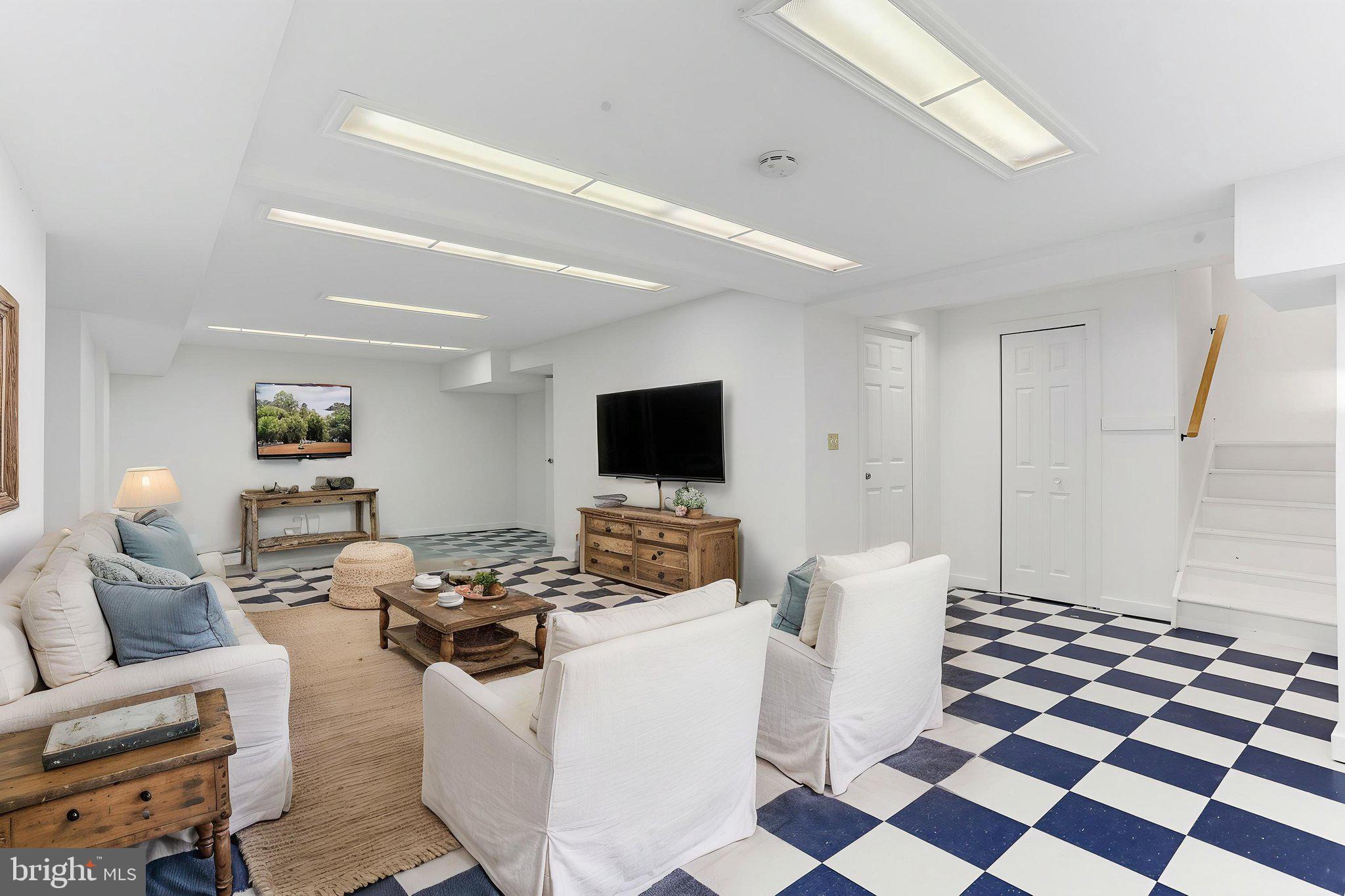 WILLIAMSBURG VILLAGE - Residential
