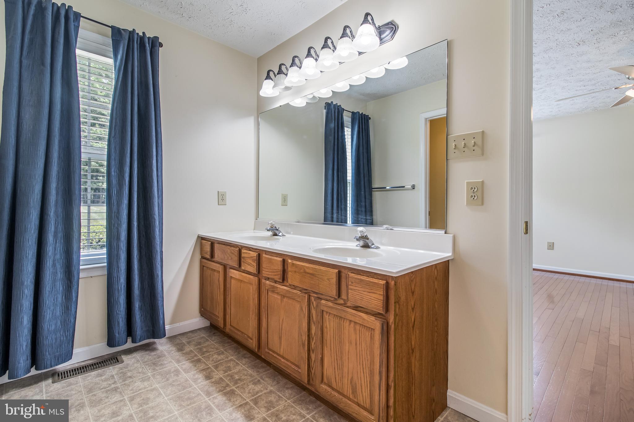 OAKLEIGH MANOR ESTATES - Residential