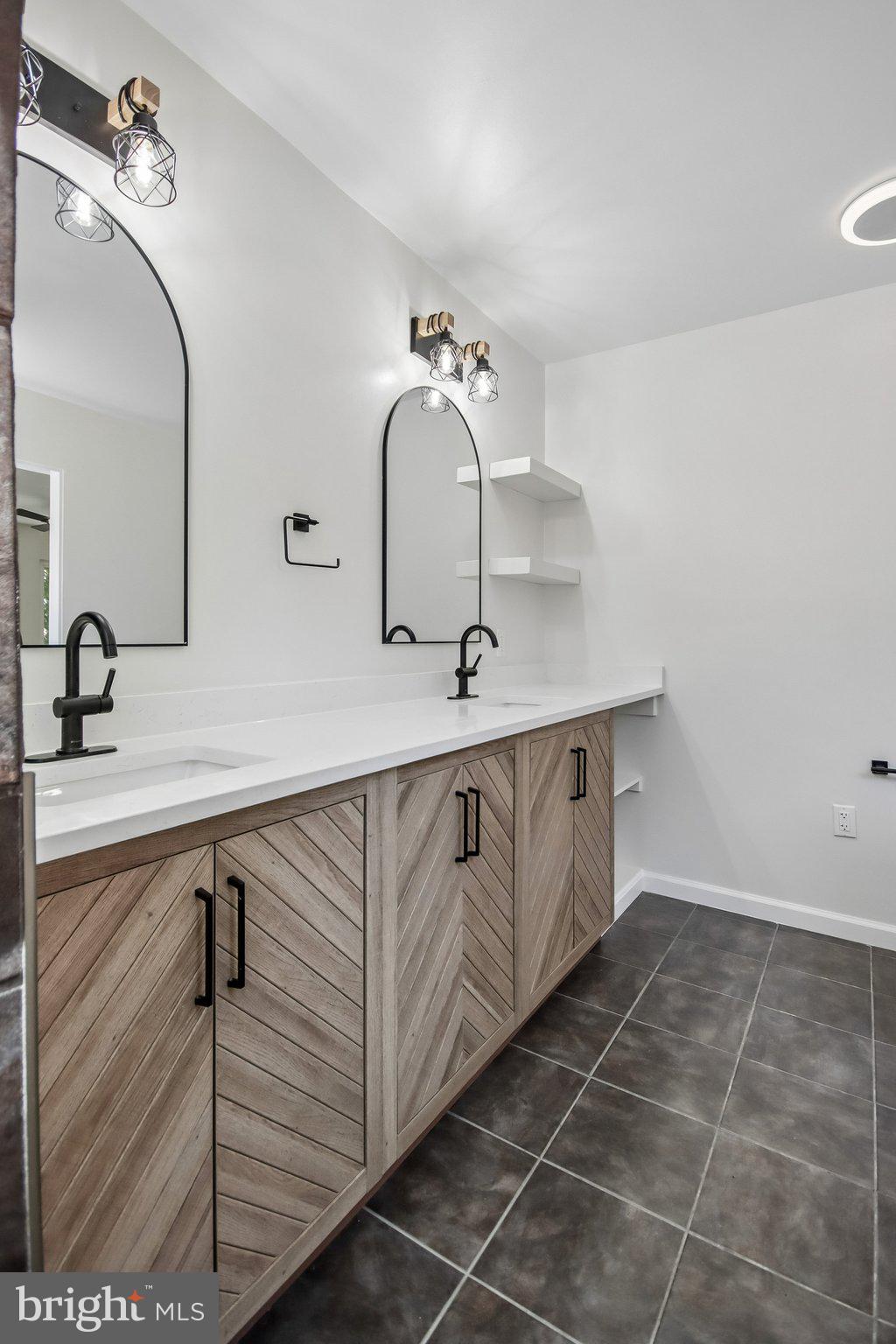 CABOTS POINT - Residential