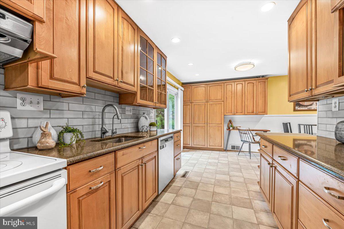 MANOR WOODS - Residential