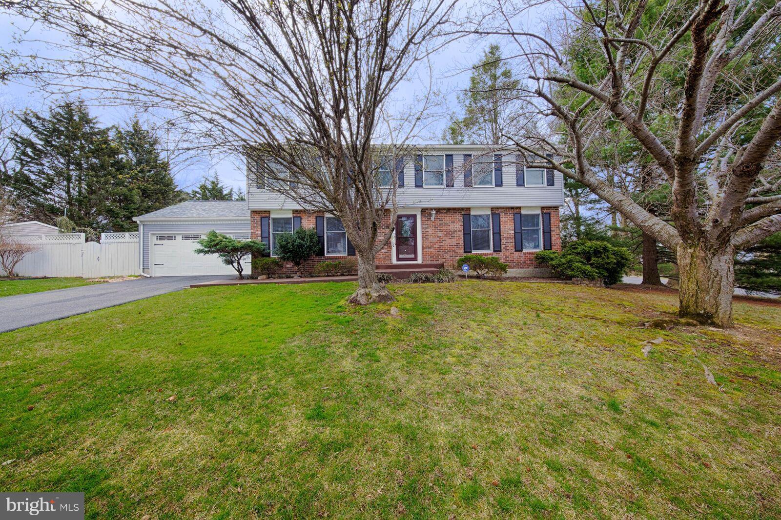 TOTALLY REMODELED KITCHEN.....EXTENDED ISLAND W/STOOL AREA, GREAT CABINET SPACE, ALL APPLIANCES. NEW ROOF. UPDATED BATHS. 2ND LEVEL LAUNDRY ROOM WITH CABINETS & COUNTER SPACE. NICELY LANDSCAPED CORNER LOT WITH INGROUND POOL, PATIO AND LARGE SCREENED IN PORCH.  VERY SHORT WALK TO ELEMENTARY SCHOOL. DEFINITELY WORTH YOUR TIME TO VIEW.