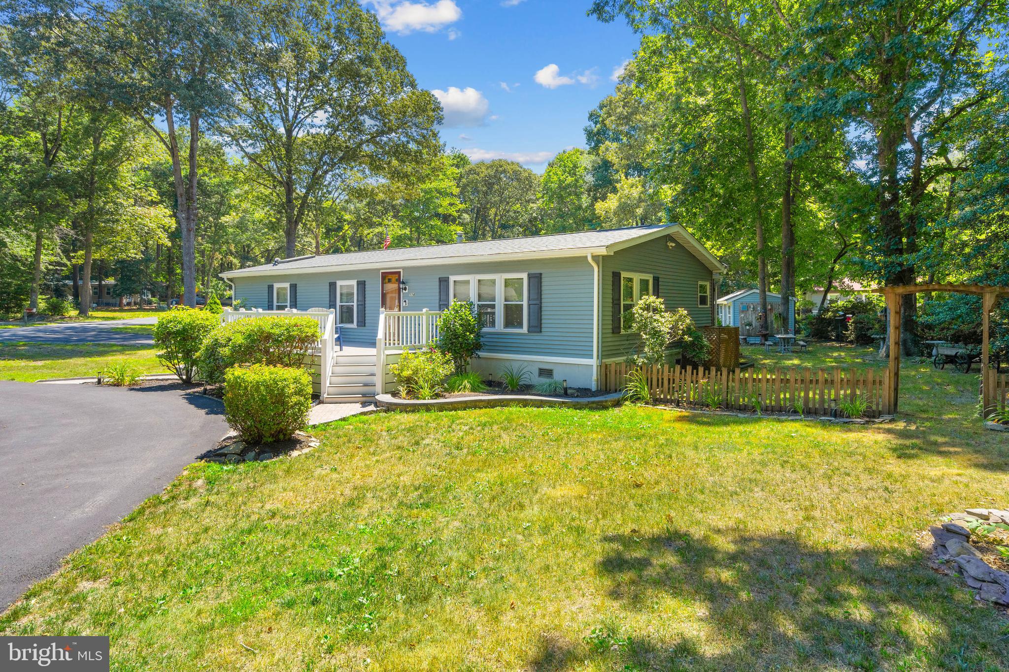LAZY LAKE - Residential