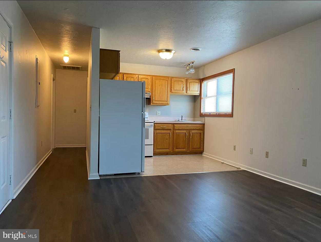 Nice 2nd floor apartment, 2- bedroom, 1 bathroom apartment that has recently been updated, painted & flooring, with natural gas heat, central AC, on site laundry facilities, on site storage unit. 

Landlord paid; water, sewer, trash, lawn care, snow removal. This apartment is located in a quite neighborhood and one of the best areas in Lebanon. 

Max 2 Adults and two child under 12 years old, No pets allowed

Please complete application In order to set up an appointment to see apartment. Certain criteria are required such as min 600 credit score, $3000 net income per month. 
DO NOT CALL TO SET UP APPOINTMENT, APPLY ONLINE ONLY or send copy of credit score and last 4 paystubs or income statements to korefisher @gmail.com. Credit score and income will need to qualify before any showings can be scheduled

SHOWINGS WILL BE SCEDULED IF YOU QUALIFY BASED ON CREDIT SCORE & INCOME.
You can apply by sending formal info by email with a copy of your credit score and past three month income statements