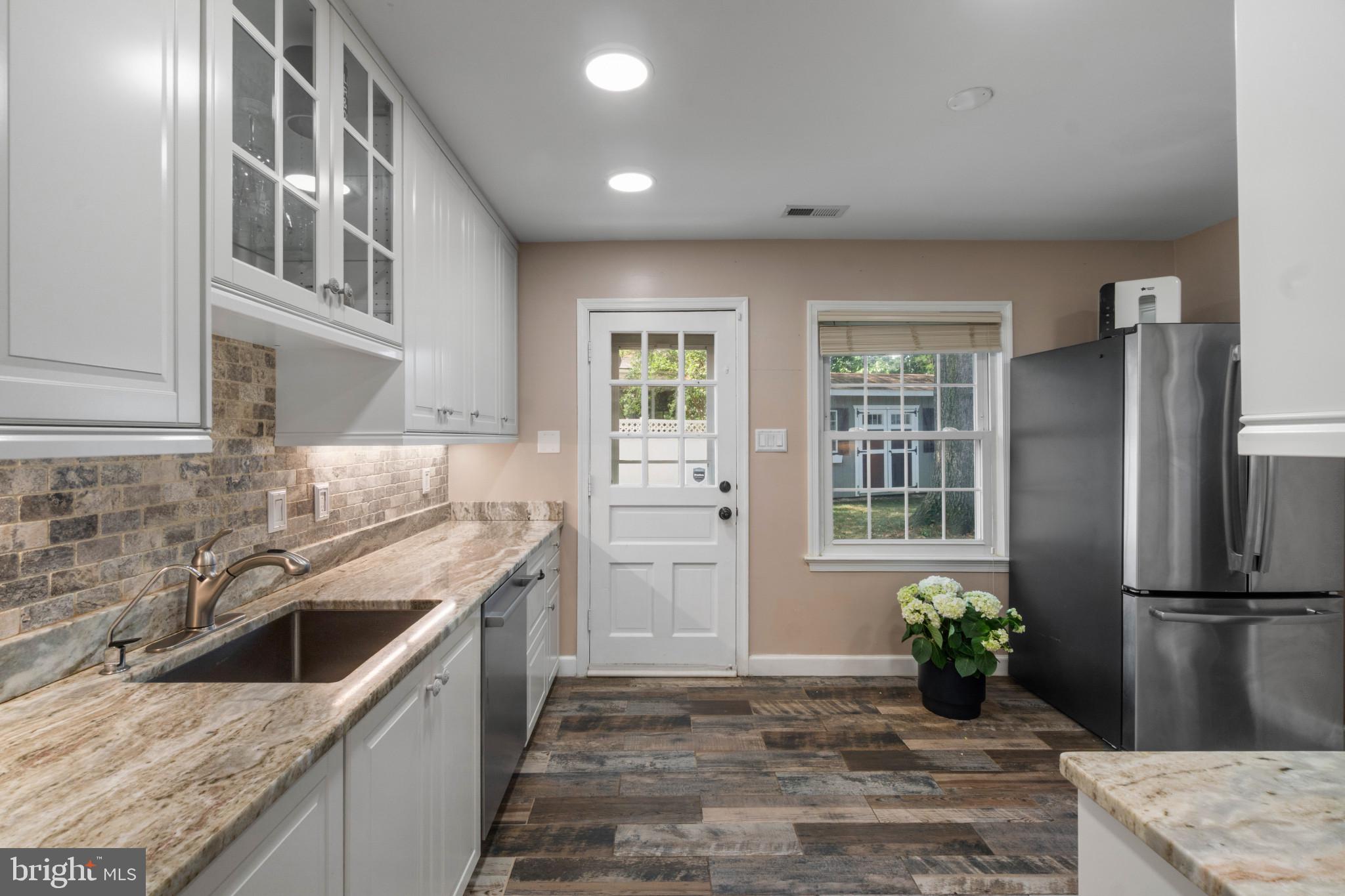 WOODLAND BEACH - Residential