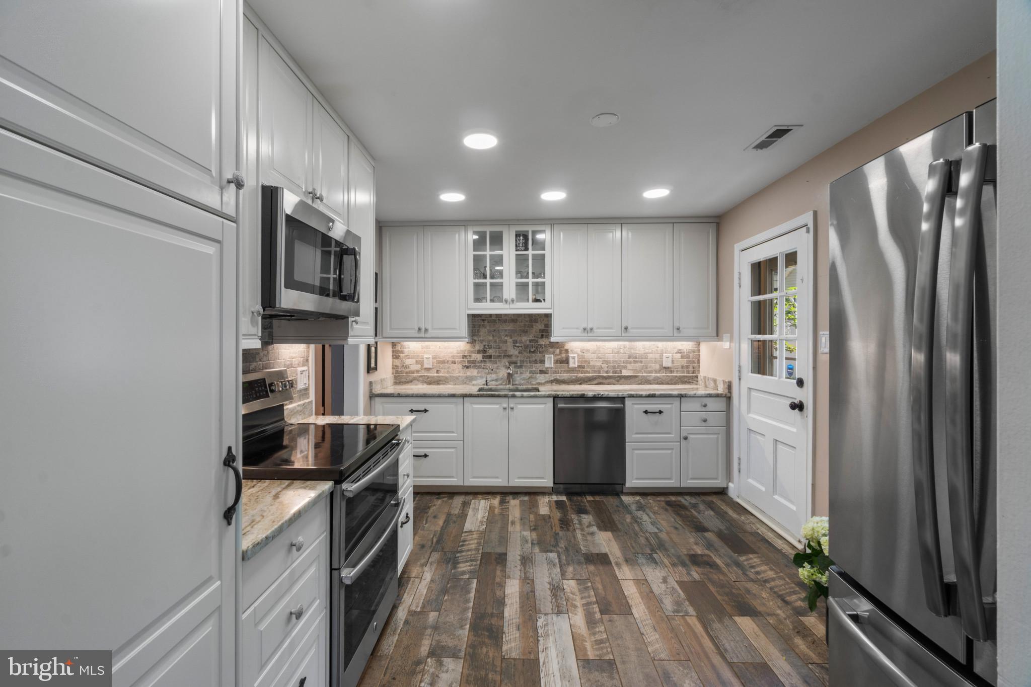 WOODLAND BEACH - Residential
