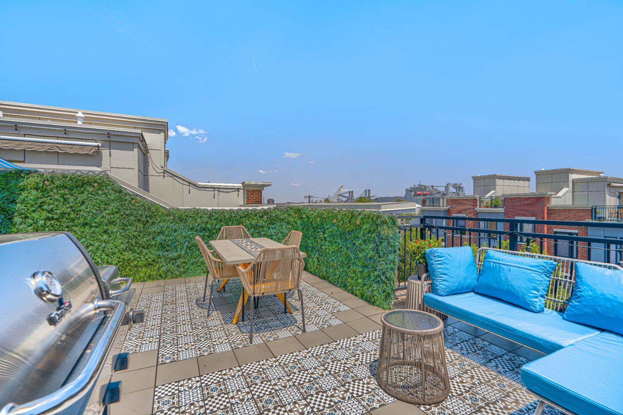 LOCUST POINT - Residential