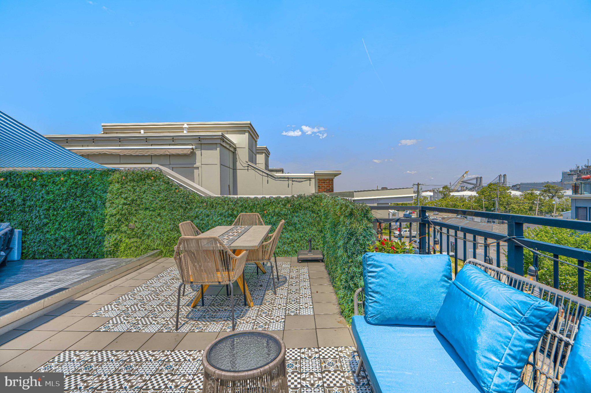 LOCUST POINT - Residential
