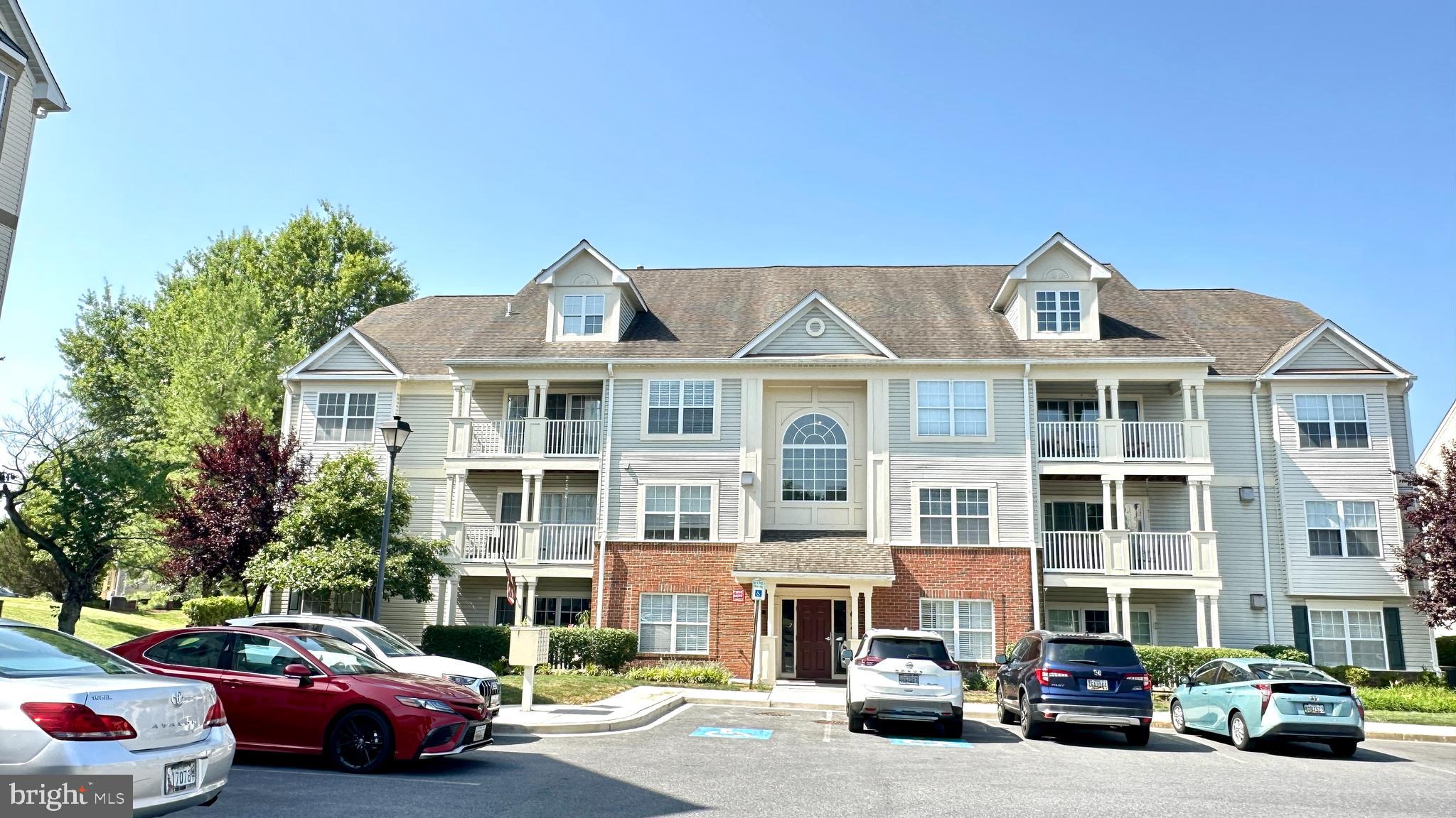 Cozy & Beautiful 2 bedrooms and 2 full baths condo unit located on top level with fireplace, catheral ceiling and spacious loft. Kitchen is filled with lights, granite countertops, stainless steel appliances with white cabinets. Hardwood floorings throughout, balcony off the kitchen. Primary bedroom with bay window, large walk-in closet. Primary master bath includes standing shower and jacuzzi tub. Close to restaurants, shopping and schools. Great condition but sold As-Is.