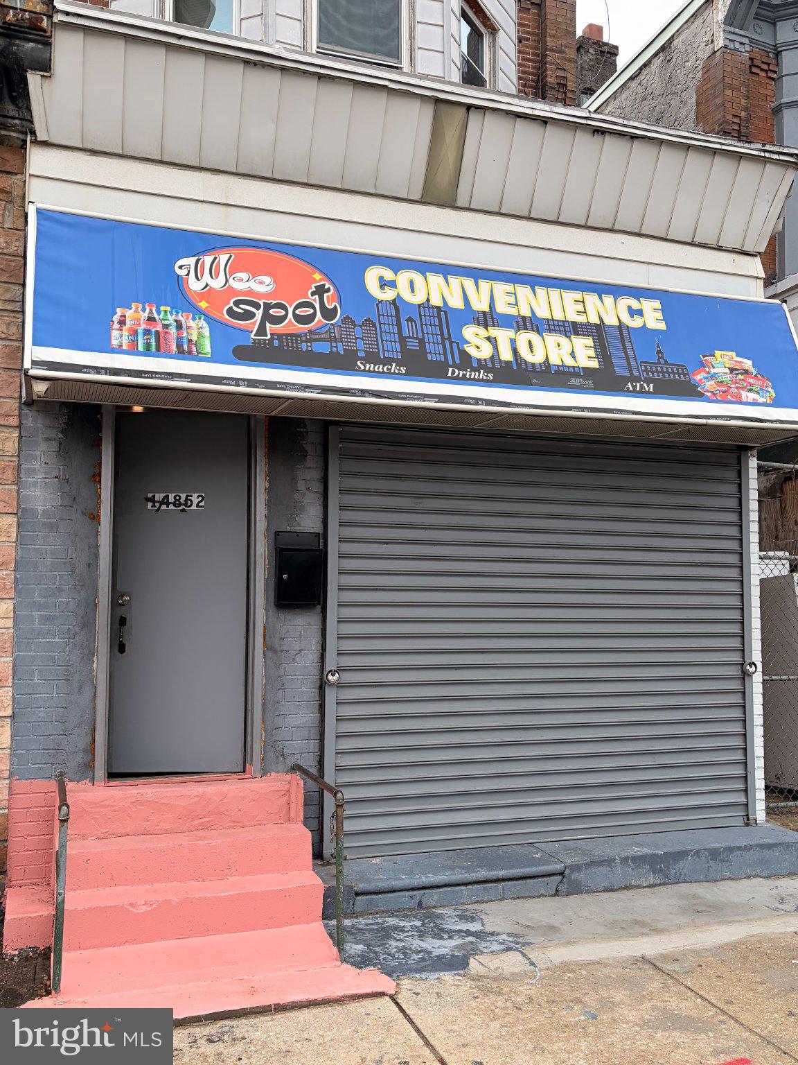 This is a two unit property
First floor is a convince store, currently operating at evenings and nights.
Second floor is a 3 bedroom apartment.

located in a very busy area, prefect for any type of busyness you have in mind
open for negotiation with all reasonable offers.