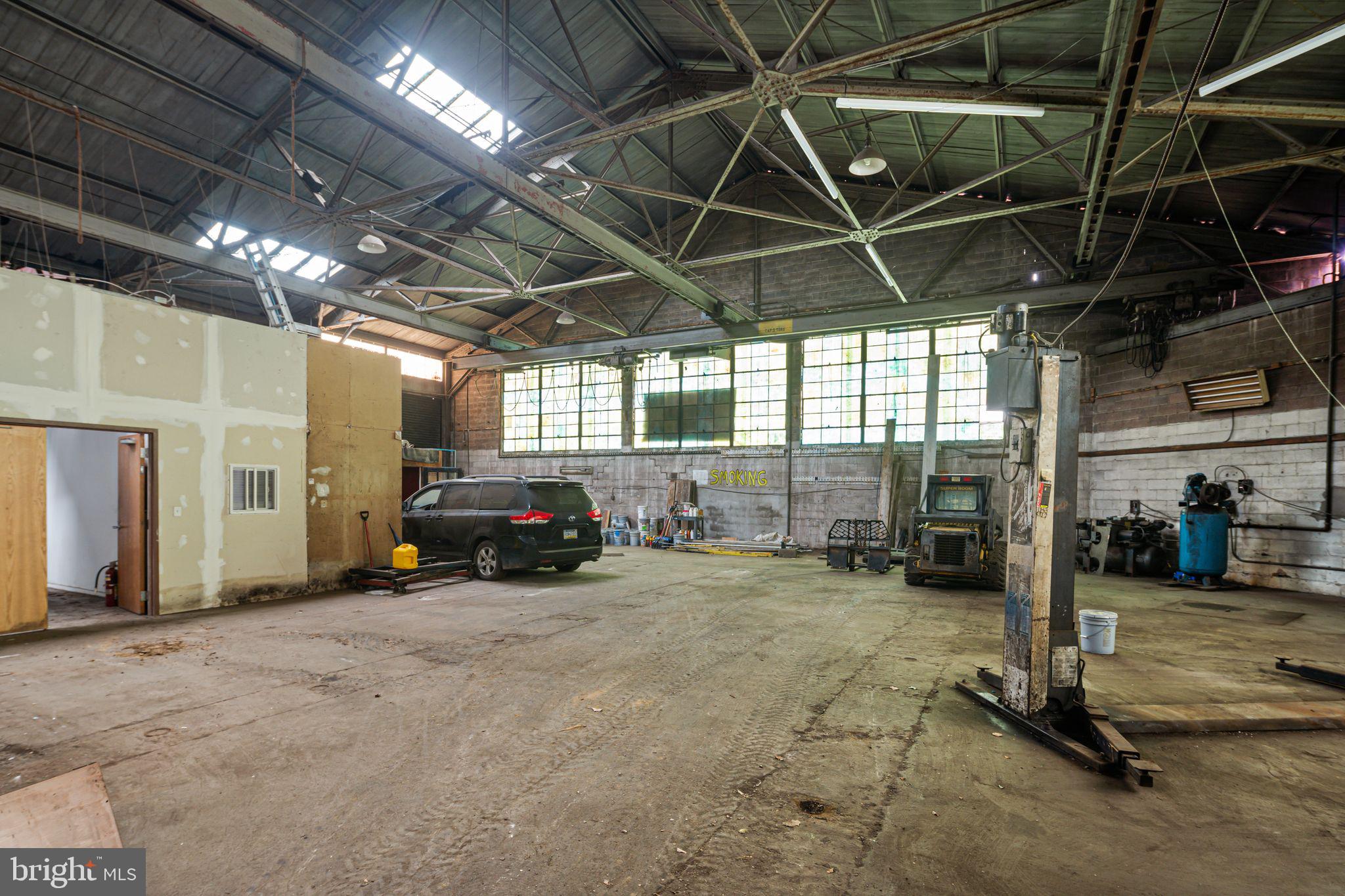 EAST FALLS - Commercial Sale