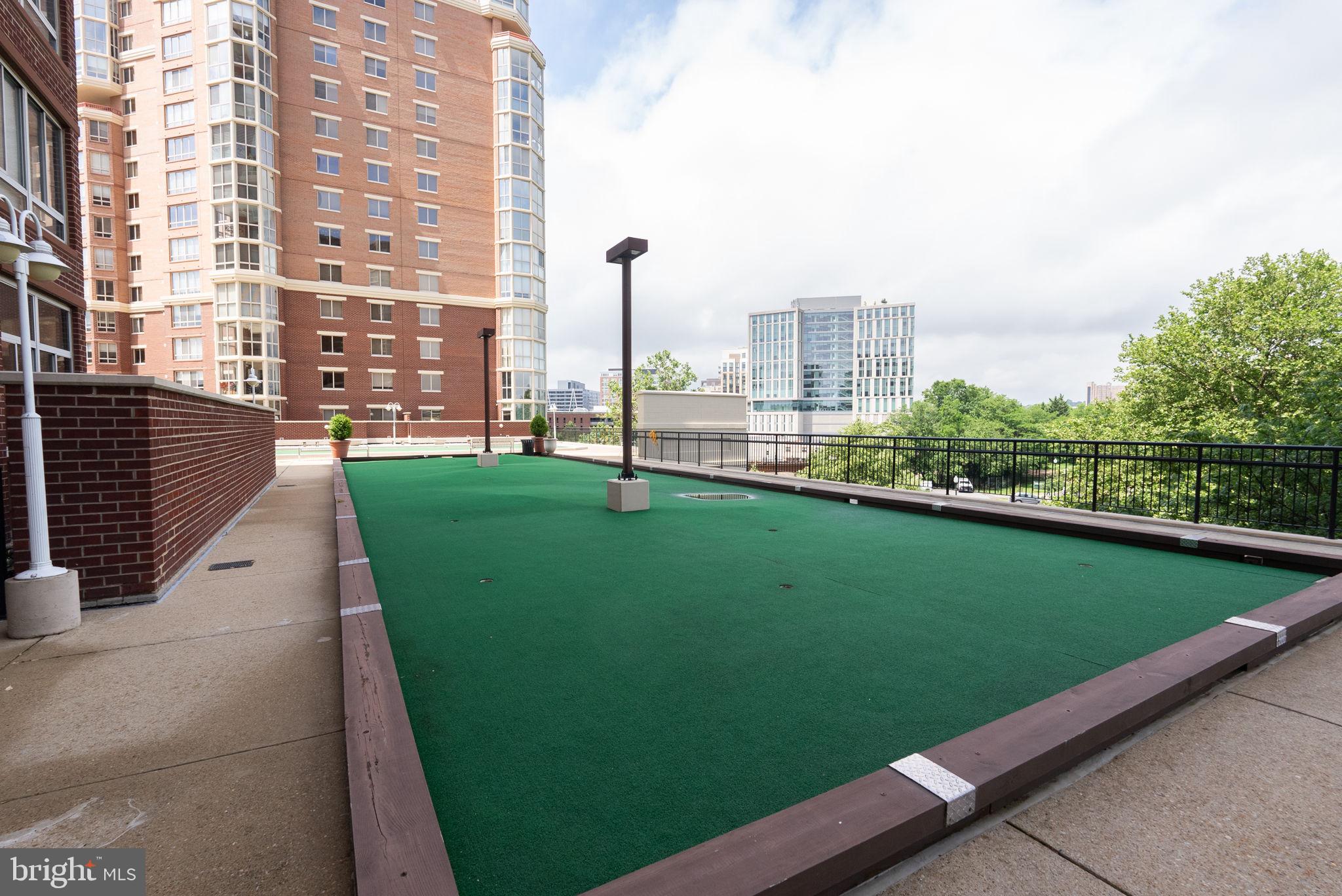 CARLYLE TOWERS CONDOMINIUM - Residential