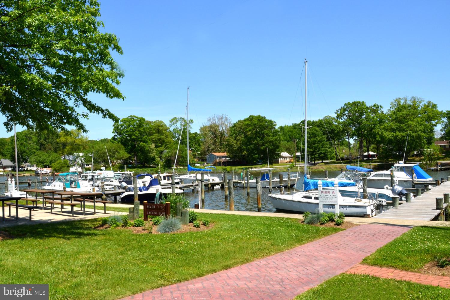 WOODLAND BEACH - Residential