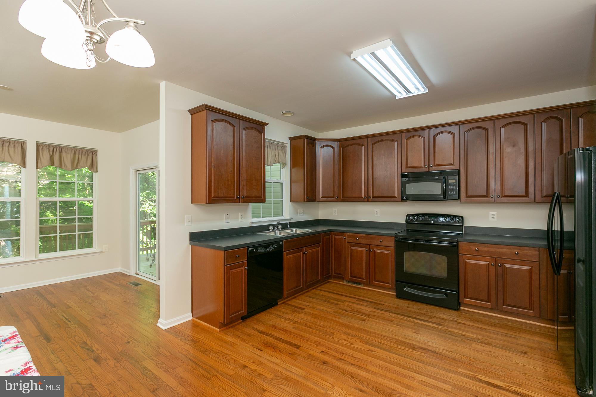 COLONIAL HILLS - Residential