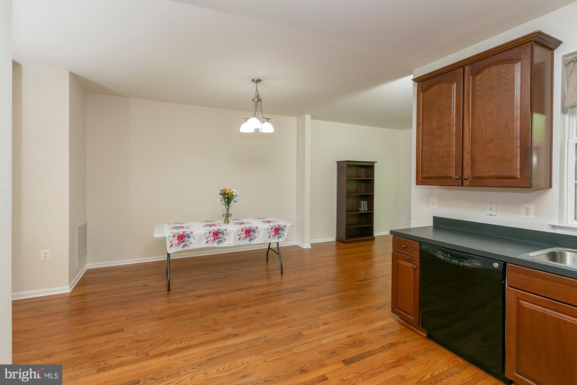 COLONIAL HILLS - Residential