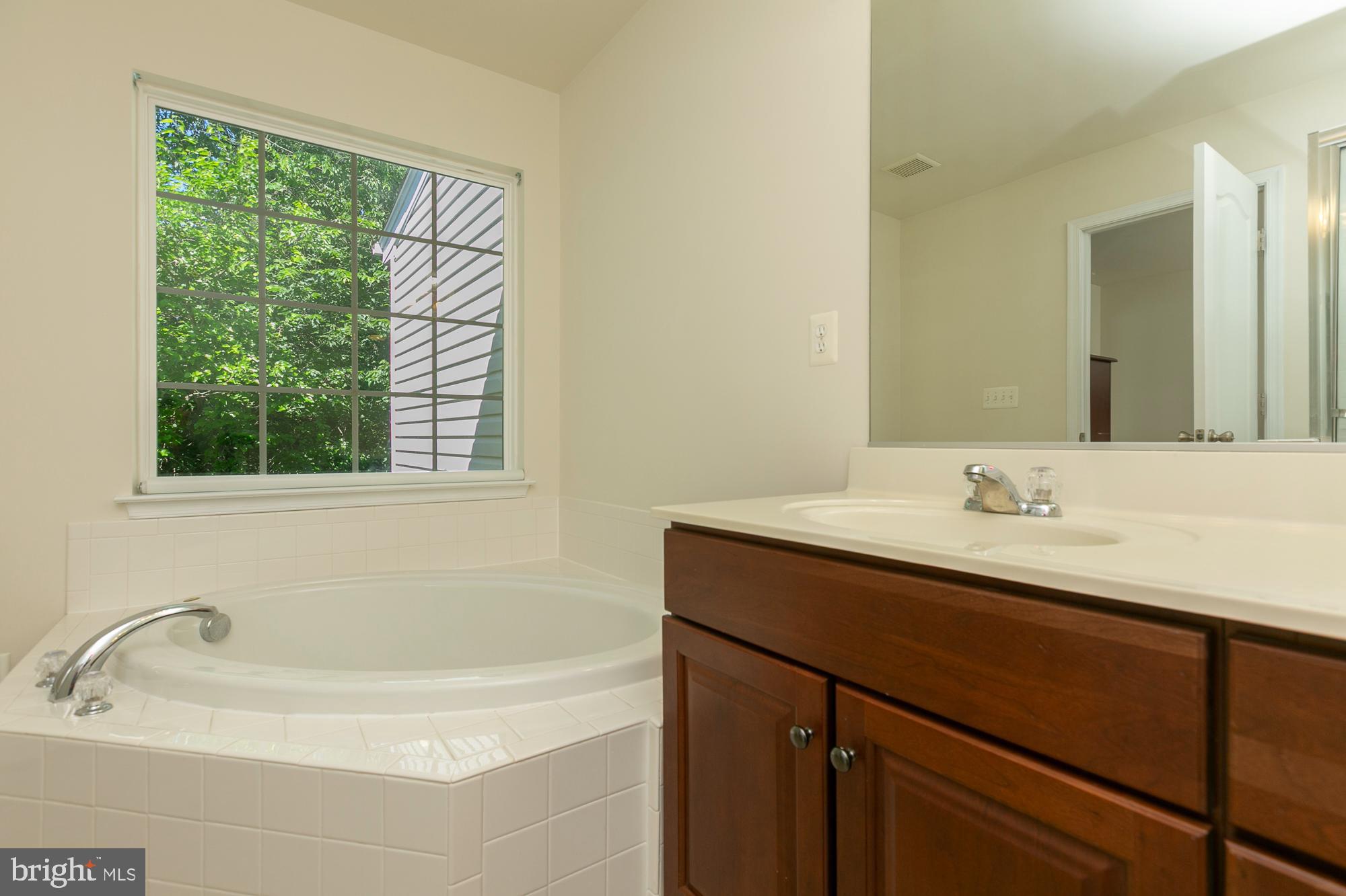 COLONIAL HILLS - Residential