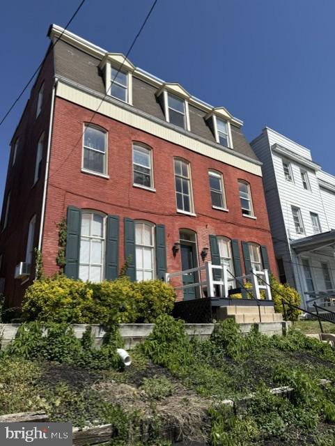 ATTENTION INVESTORS! 
5 UNIT APARTMENT BUILDING OVERLOOKING THE NEW $95MM MERITUS BASEBALL PARK, AMPLE PARKING IN REAR FOR TENANTS, SHED FOR MAINTENANCE STORAGE. BRICK,  COMMON NATURAL GAS HEAT AND WATER/SEWER. CALL FOR DETAILS AND TO SCHEDULE A TOUR, LISTING AGENT WILL ACCOMPANY.