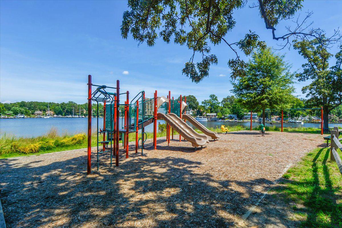 WOODLAND BEACH - Residential