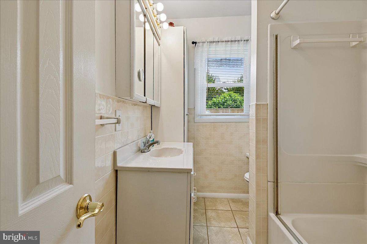 WOODLAND BEACH - Residential
