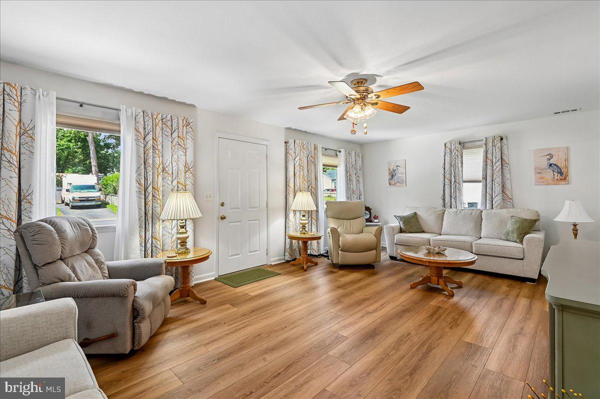 WOODLAND BEACH - Residential