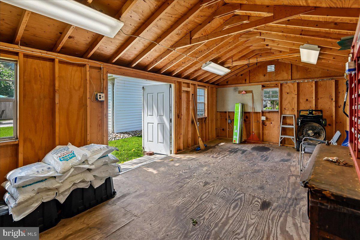 WOODLAND BEACH - Residential