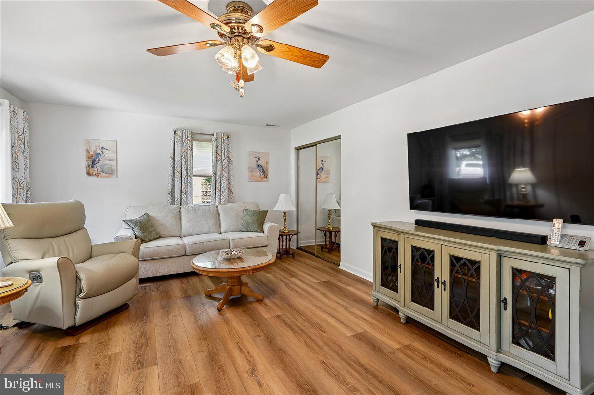 WOODLAND BEACH - Residential