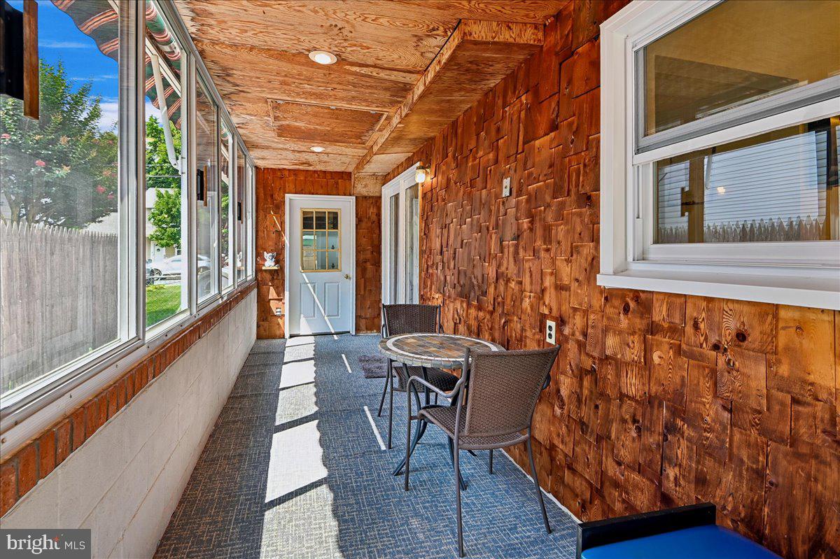 WOODLAND BEACH - Residential