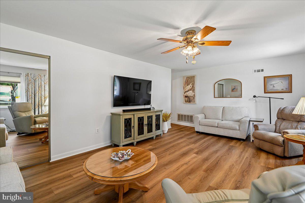 WOODLAND BEACH - Residential