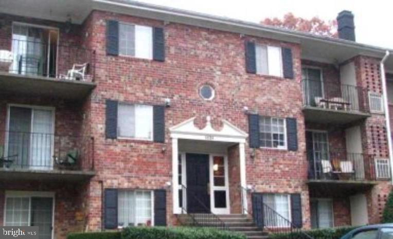 *** TWO BEDROOM CONDO WALK OUT LEVEL *** LOCATED CLOSE TO I95 AND  WALKING DISTANCE  0CCOQUAN TOWN ***WALKING DISTANCE TO POOL***GREAT  OPPORTUNITY, BACK ON THE MARKET. NO FAULT OF THE SELLER.