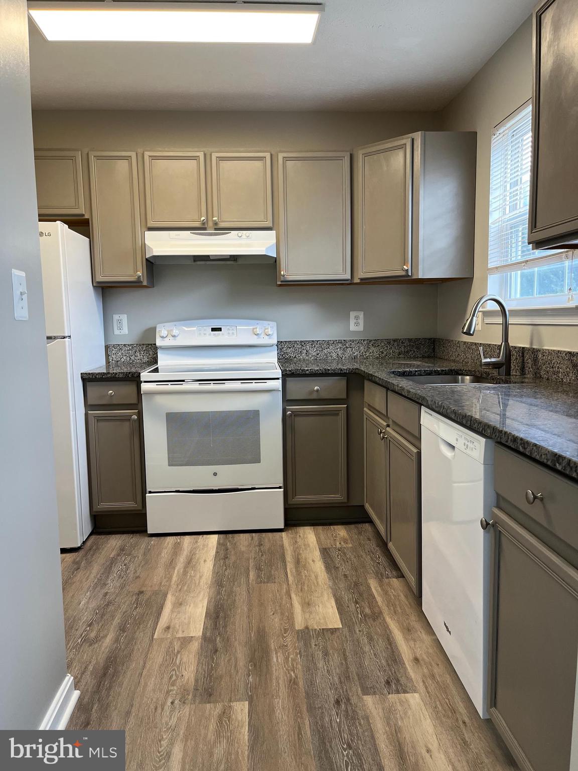 LAKEVIEW TOWNHOUSES - Residential Lease