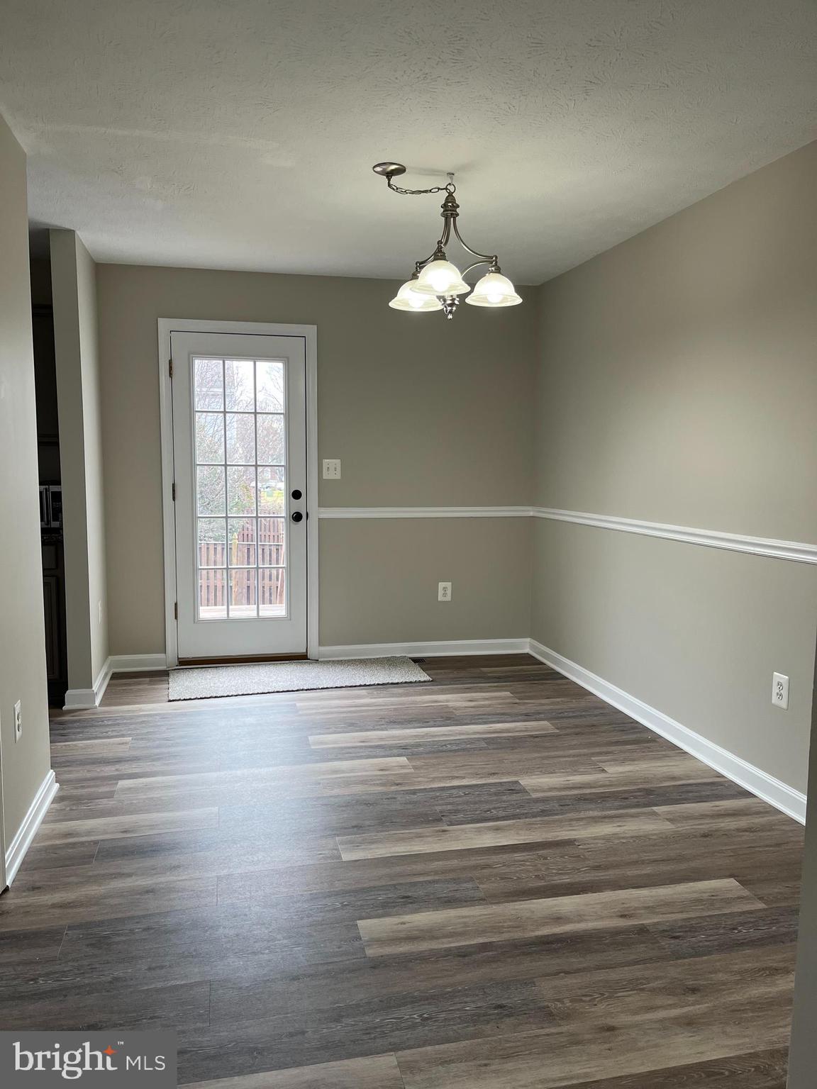 LAKEVIEW TOWNHOUSES - Residential Lease